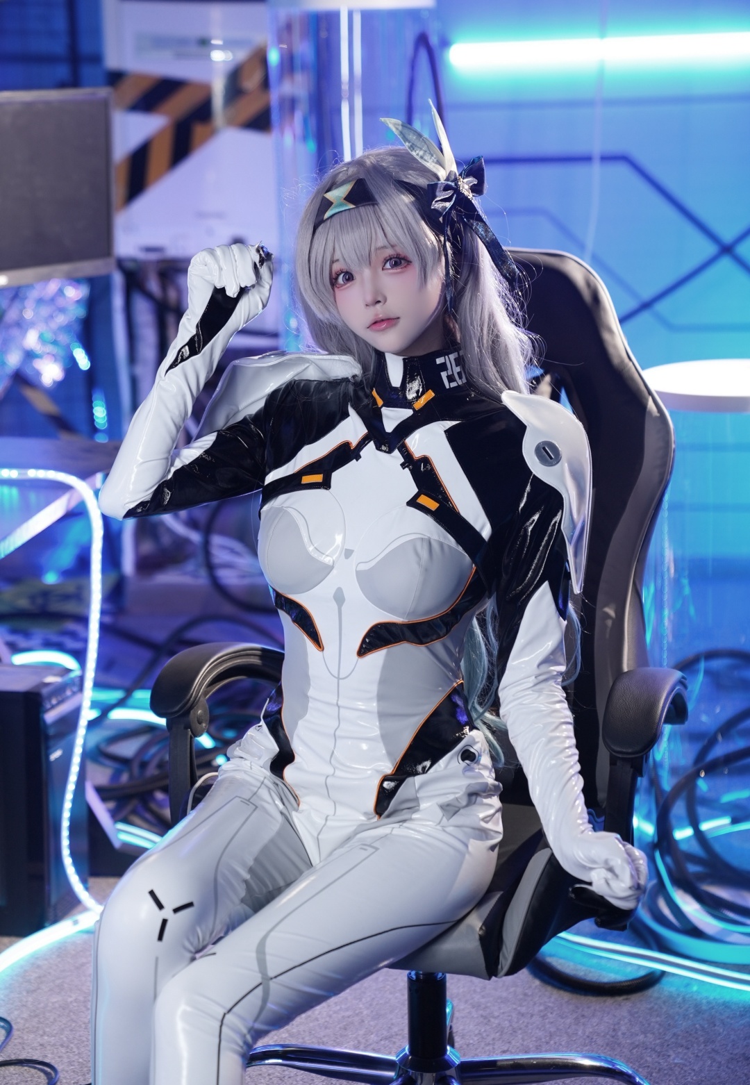 星穹铁道流萤COSER美图:开拓者,来和你的“小女友”流萤约会吧~