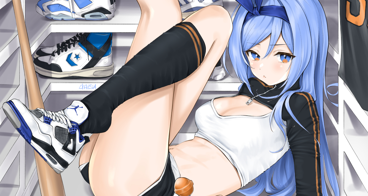 运动鞋女孩美图：黑丝配上运动鞋，魅力＋天真无邪~