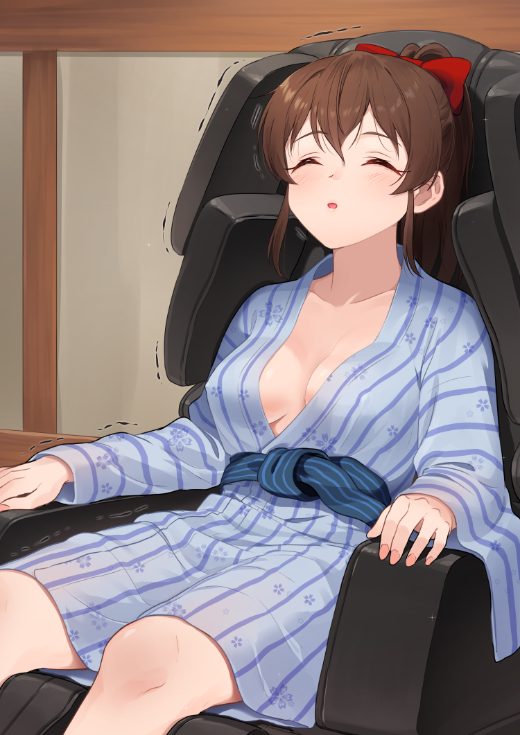 美奈子享受了旅馆按摩椅。