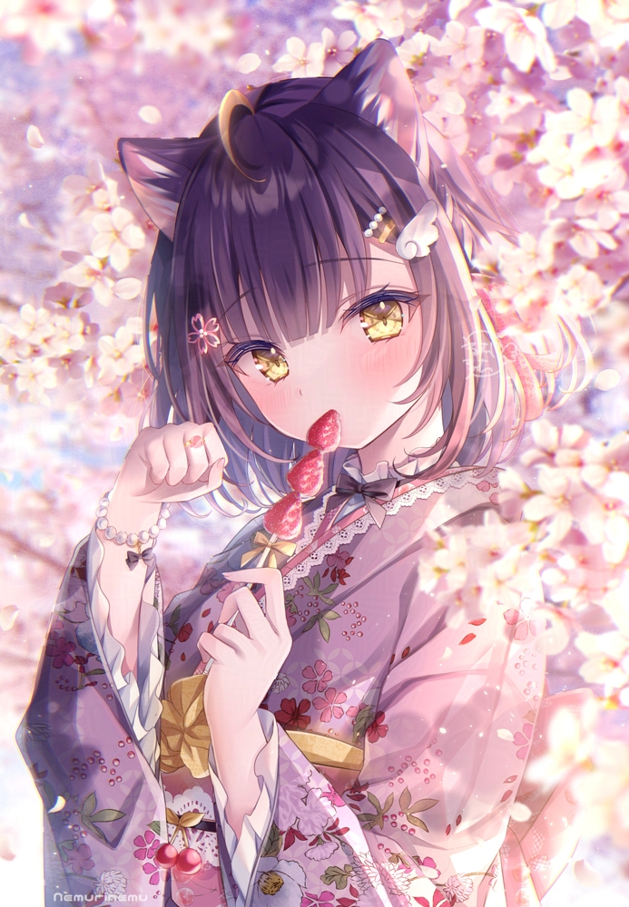 比起花，猫咪更喜欢花