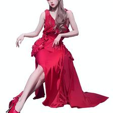 红鞋红裙妆容美，长发高跟一人行插画图片壁纸