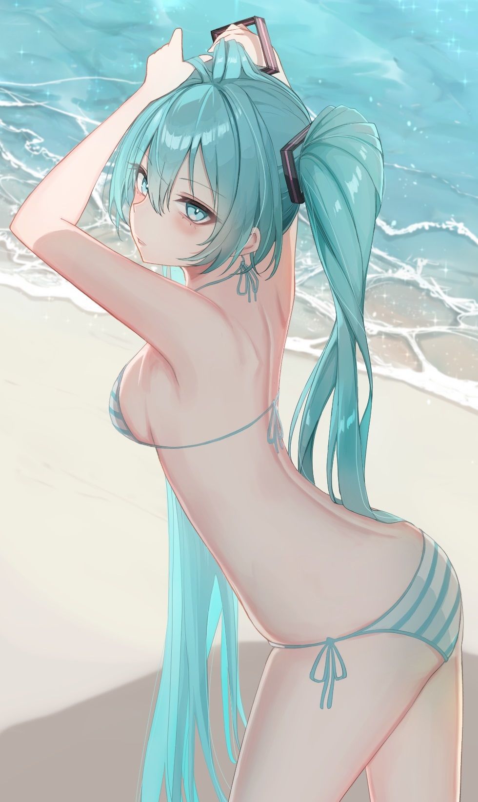 成熟的初音未来和海水浴插画图片壁纸
