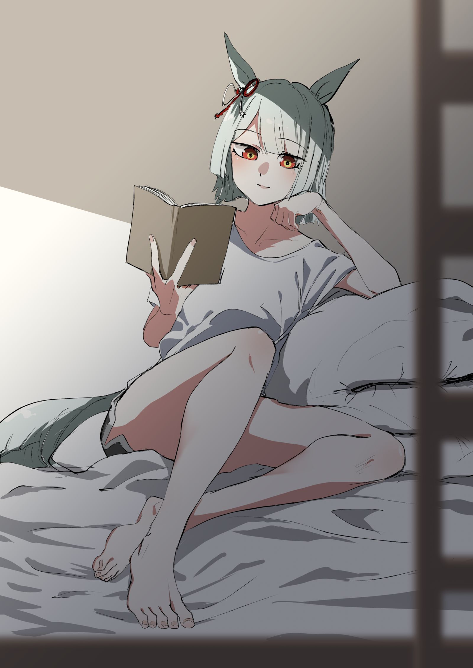 裸足でリラックスするマーチ插画图片壁纸