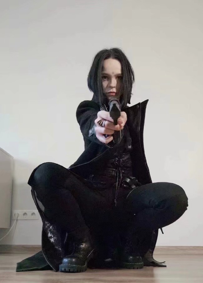 拿枪的蹲姿跪姿参考动作学画画